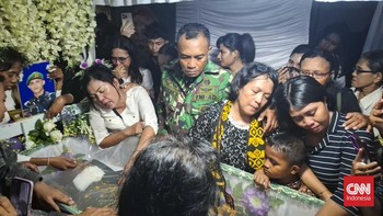 FOTO: Isak Tangis Iringi Pemakaman Prada Lucky