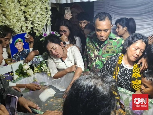 FOTO: Isak Tangis Iringi Pemakaman Prada Lucky