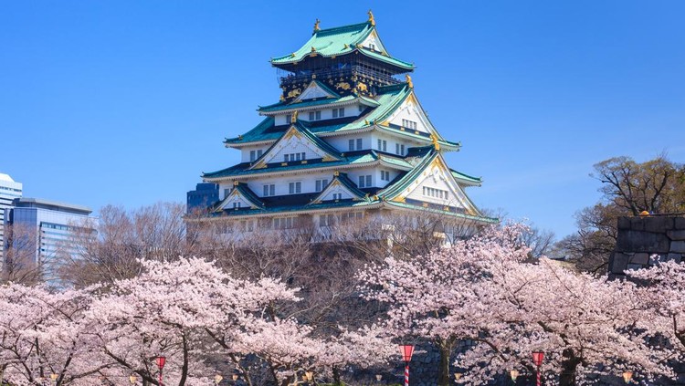 Kastil Osaka Osaka, Japan - April 2, 2015 : The Osaka castle, one of the most popular spot for view the cherry blossom bloom, was built in 1583.