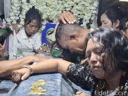 Video: Jenazah Prada Lucky Dimakamkan Hari Ini, Tangis Keluarga Pecah