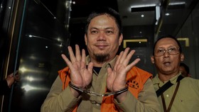 FOTO: KPK Tahan Bupati Kolaka Timur