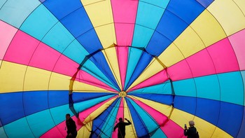 FOTO: Warna-warni Balon Udara Hiasi Langit Bristol