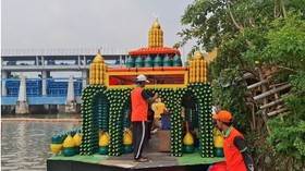 Kisah 'Masjid Apung' dari Botol Bekas di Kali Cengkareng Jakbar