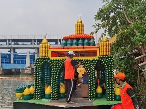 Kisah 'Masjid Apung' dari Botol Bekas di Kali Cengkareng Jakbar