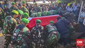 FOTO: Tembakan Salvo Iringi Pemakaman Prada Lucky