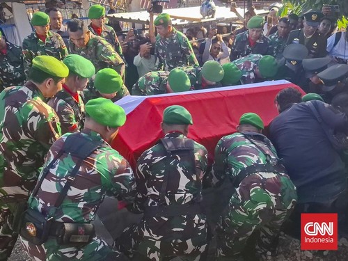 FOTO: Tembakan Salvo Iringi Pemakaman Prada Lucky
