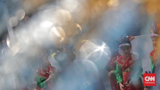 Di tengah gempuran budaya modern, sanggar-sanggar seni Betawi masih berdiri sebagai penjaga identitas Jakarta. Namun keberadaanya mulai terlupakan.