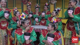 FOTO: Merawat Tradisi Menyatukan Generasi Lewat Festival Topeng Betawi