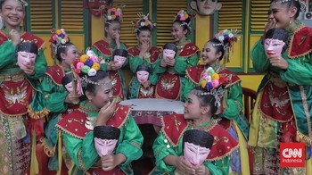 FOTO: Merawat Tradisi Menyatukan Generasi Lewat Festival Topeng Betawi