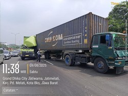 Tabrakan Truk Trailer Vs Mobil Boks di Tol JORR, 1 Orang Terluka