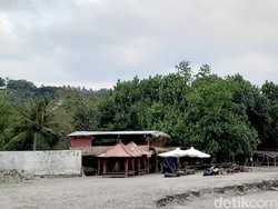 Penghuni Vila Mengeluh Warga-Pemilik Warung Putar Musik 24 Jam di Pantai Duduk