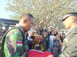 Kakak Prada Lucky Berurai Air Mata, Minta Penganiaya Adiknya Dihukum Berat