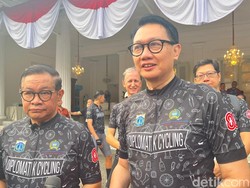 Sambut HUT Ke-80 RI, Wamenlu-Gubernur Jakarta Gowes Bareng Dubes Negara Sahabat