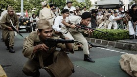 FOTO: Aksi Teatrikal Perang di CFD Jakarta