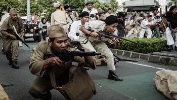 FOTO: Aksi Teatrikal Perang di CFD Jakarta