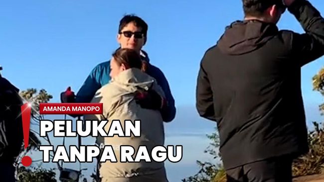Amanda Manopo Naik Gunung-Peluk Kenny Austin di Puncak Merbabu