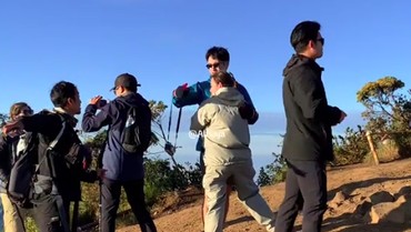 Amanda Manopo dan Kenny Austin Pamer Kemesraan di Puncak Merbabu