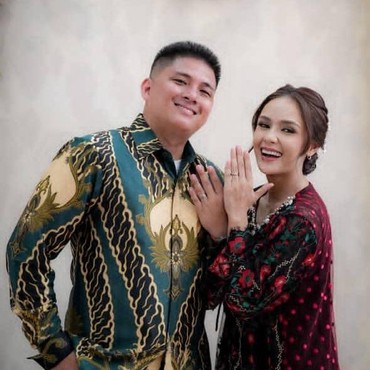 Bahagia Dilamar Perwira TNI, Angie Ang Ungkap Calon Suami Ternyata Duda