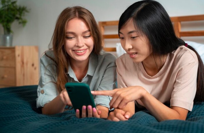 Code switching adalah pergantian bahasa dalam percakapan. Ada banyak alasan di baliknya, termasuk psikologis, sosial, dan budaya./Foto: freepik.com/freepik