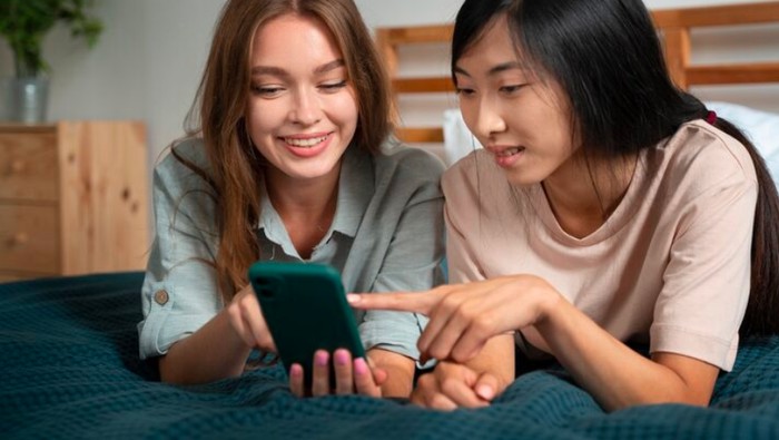 Code switching adalah pergantian bahasa dalam percakapan. Ada banyak alasan di baliknya, termasuk psikologis, sosial, dan budaya./Foto: freepik.com/freepik