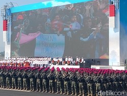Warga Bawa Poster Presiden Prabowo Idolaku di Apel Gelar Pasukan TNI