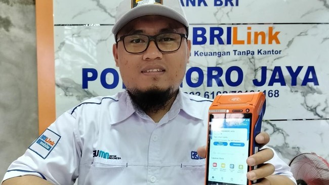 PT BRI memperluas layanan keuangan melalui AgenBRILink, Syamsuardi, pengelola AgenBRILink Podomoro Jaya, mendukung kebutuhan finansial masyarakat petani.