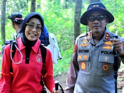 Cerita Istri Kapolda Jabar Menaklukkan Gunung Ciremai