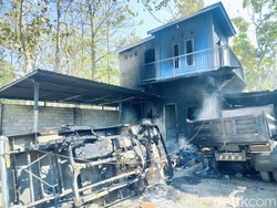 Pria di Dompu Tewas Digorok, Warga Ngamuk Bakar Rumah dan Kendaraan