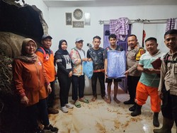Polres Bogor Berjibaku Bantu Warga Terdampak Banjir Akibat Luapan Kali