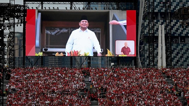 Prabowo Disambut Riuh Warga Saat Hadiri National Day Parade Singapura Presiden Prabowo Subianto disambut riuh penonton saat menghadiri Parade Hari Nasional Singapura 2025 nan digelar di National Gallery, Sabtu (9/8).