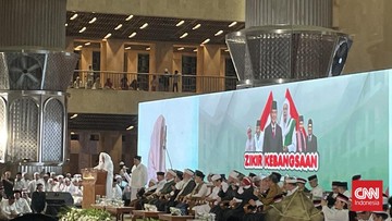 V Istiqlalu potekala Zikir Kebangsaan in prisega zvestobe državi, udeležili so se je tudi ministri in Habib Luthfi