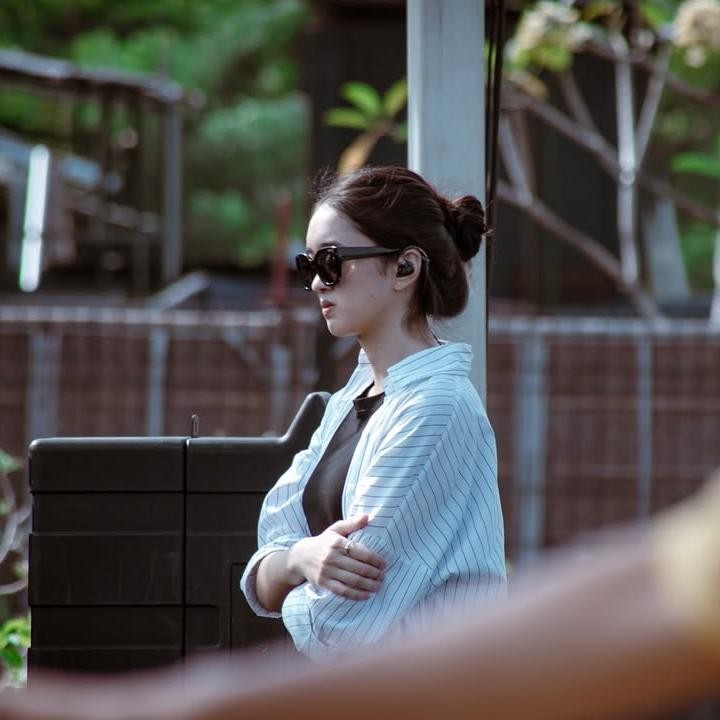 <p>Bukan hanya soal suara merdunya saja, tak sedikit netizen yang terpesona dengan paras Aisha. Tentu saja <em>postingan</em> tersebut dibanjiri komentar mereka yang memuji kecantikannya, Bunda.&nbsp;(Foto: Instagram@shadjo04)</p>
