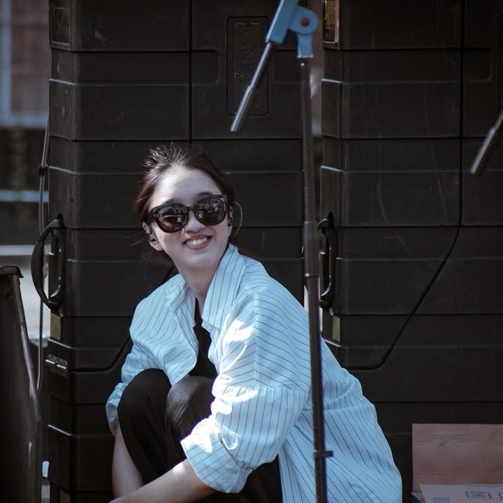 <p>Momen itu pun tak jarang dibagikan oleh Aisha di Instagram pribadinya seperti foto berikut saat <em>check sound</em> di sebuah konser. &ldquo;Hari yang indah itu,&rdquo; tulis Aisha, dikutip dari laman Instagram <em>@shadjo04,</em> Senin (11/8/2025).&nbsp;&nbsp;(Foto: Instagram@shadjo04)</p>