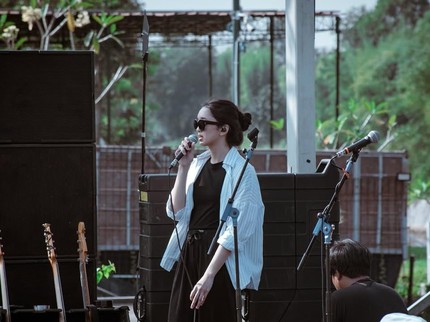 5 Potret Pesona Aishameglio Anak Duta Sheila On 7 yang Jadi Backing Vocal Sang Ayah