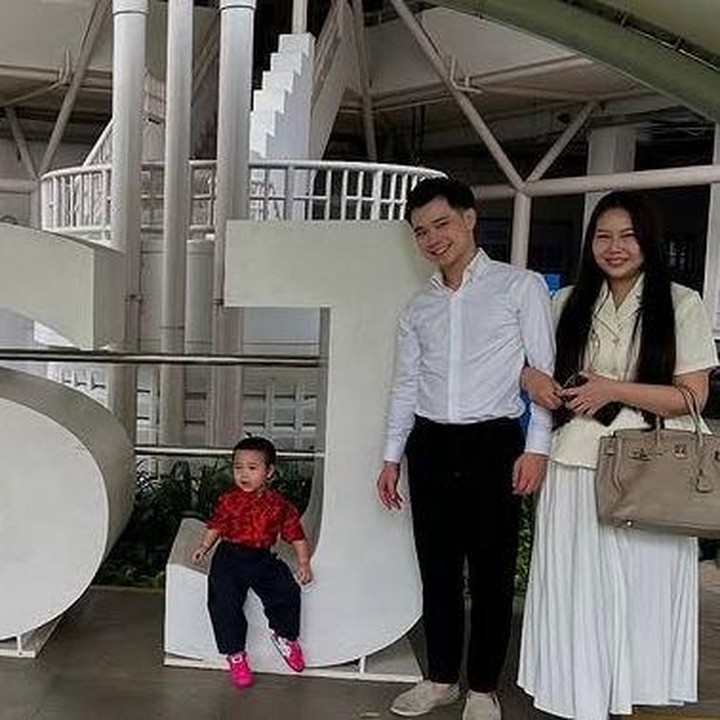<p>Belum lama ini, Sisca mengunggah potret bersama sang putri di depan gerbang salah satu sekolah internasional, yakni British School Jakarta. Sophia tampak duduk manis dengan seragam atasan merah dan celana gelap, terlihat siap menyambut hari pertama sekolah, Bunda. (Foto: Instagram @siscakohl)</p>