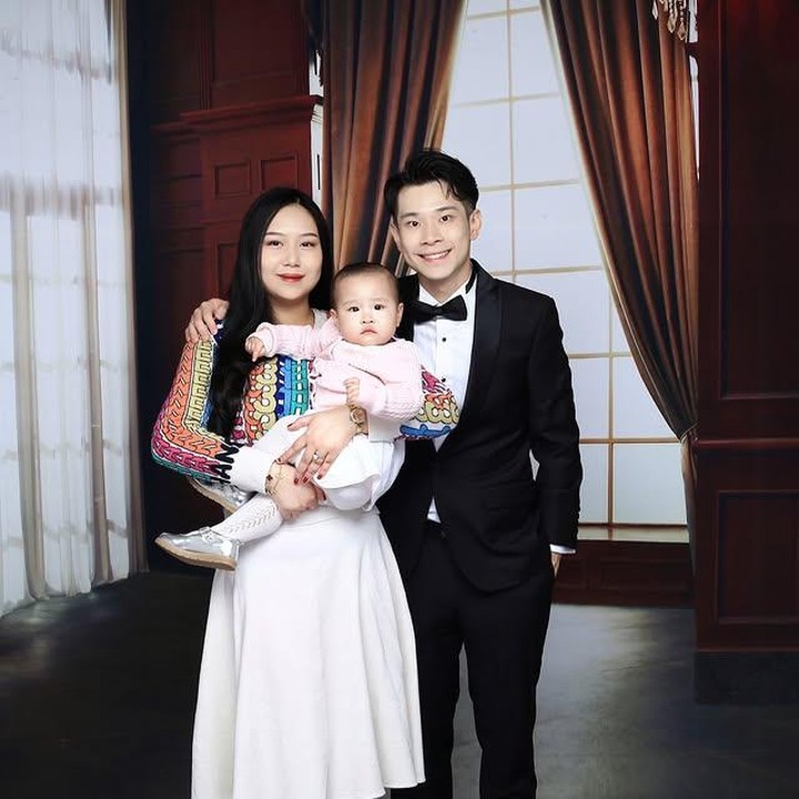 <p>Pasangan YouTuber hits, Jess No Limit dan Sisca Kohl kembali menarik perhatian banyak pasang mata. Setelah menikah pada tahun 2022, pasangan ini telah dikaruniai seorang putri bernama Sophia Eleanor Justin yang kini berusia hampir dua tahun. (Foto: Instagram @siscakohl)</p>