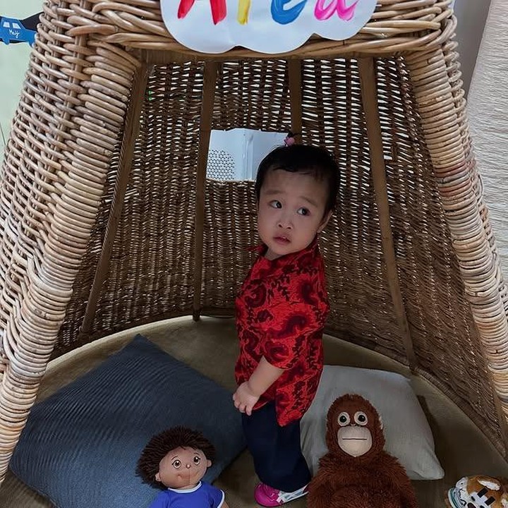 <p>Sisca pun menyampaikan pesan haru untuk sang putri dalam unggahan Instagram pribadinya. &ldquo;Hari ini adalah langkah awal baru untukmu, Sophia <em>@sophianolimit</em>. Langkah kecilmu hari ini, adalah awal dari perjalanan panjangmu. Di kelas baru, teman baru, cerita baru,&rdquo; tulis Sisca Kohl. (Foto: Instagram @siscakohl)</p>