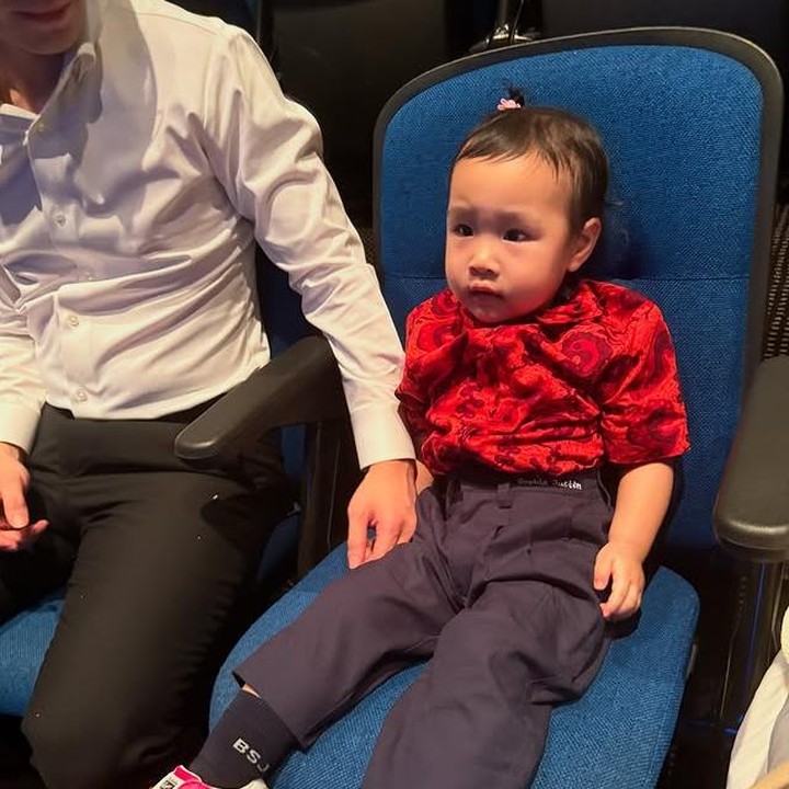 <p>Tak lupa, sang Bunda juga menuliskan harapan agar Sophia terus belajar setinggi langit tetapi tetap menjadi pribadi yang rendah hati. &ldquo;Belajarlah setinggi langit, tapi tetaplah membumi dengan hati yang penuh kasih. Selamat memulai perjalanan barumu, sayang. Mama &amp; papa akan di sini, mendukung setiap langkahmu, bangga pada setiap usaha yang kamu lakukan, dan mendoakanmu setiap hari,&rdquo; tulis Sisca Kohl. (Foto: Instagram @siscakohl)</p>