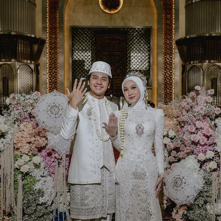 <p>Momen sakral itu semakin manis ketika Arbani dan Raissa mengunggah potret pernikahannya di Instagram. Keduanya menuliskan <em>caption</em>&nbsp;singkat yang sarat makna, "Bismillah till Jannah". Kalimat sederhana yang menggambarkan harapan mereka untuk bersama hingga ke surga. (Foto: Instagram @arbaniyasiz)</p>