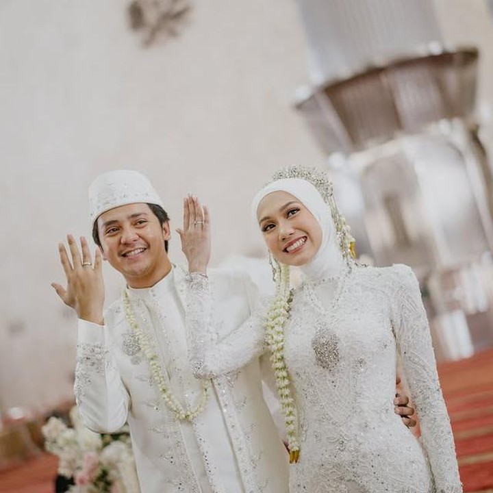 <p>Aktor muda Arbani Yasiz akhirnya resmi melepas masa lajangnya. Laki-laki yang dikenal lewat aktingnya di berbagai film ini mengucapkan janji suci bersama pujaan hatinya, Raissa Ramadhani, Sabtu (9/8/2025). Sebelumnya, Arbani dan Raissa telah melangsungkan prosesi lamaran pada Juni 2025. (Foto: Instagram @arbaniyasiz)</p>