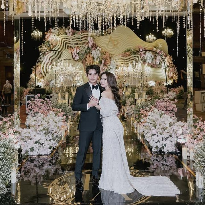 <p>Arbani dan Raissa pun langsung menggelar pesta resepsi pernikahan dengan meriah. Dalam momen bahagai ini, Arbani tampil gagah mengenakan setelan jas hitam dengan kemeja putih, dasi kupu-kupu, dan korsase. Sementara itu, Raissa begitu anggun dengan balutan gaun putih <em>off</em>-<em>shoulder</em>. (Foto: Instagram @arbaniyasiz)</p>