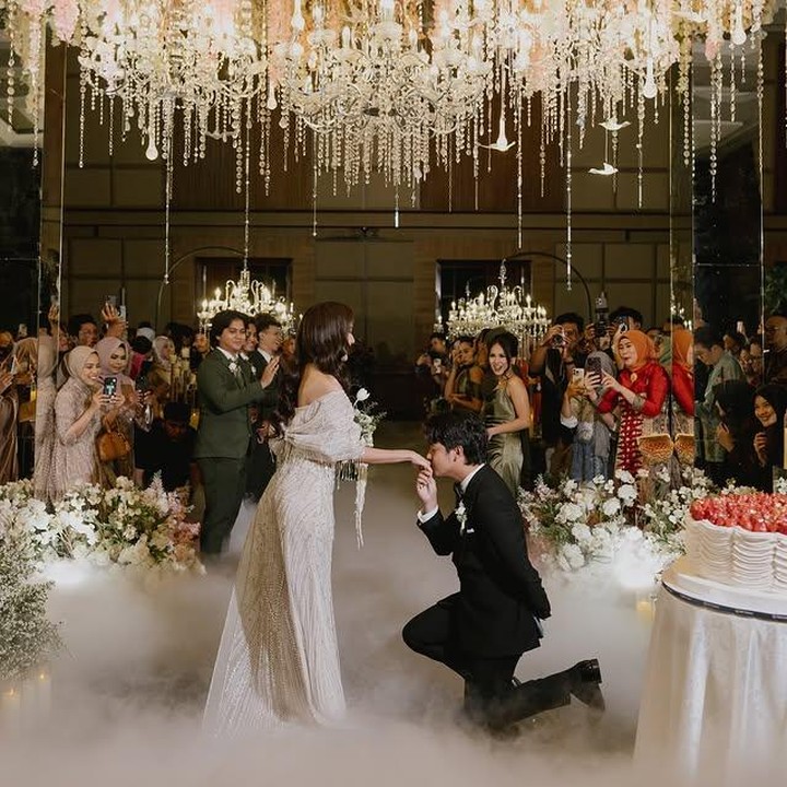 <p>Tak ketinggalan, salah satu momen yang bikin baper adalah saat Arbani mencium tangan sang istri. "Dua hati, satu perjalanan, dan seumur hidup untuk terus jatuh cinta berulang kali satu sama lain," tulis Arbani sebagai keterangan foto unggahannya. Rasanya bak melihat pangeran dan putrinya di dunia nyata ya, Bunda. (Foto: Instagram @arbaniyasiz)</p>
