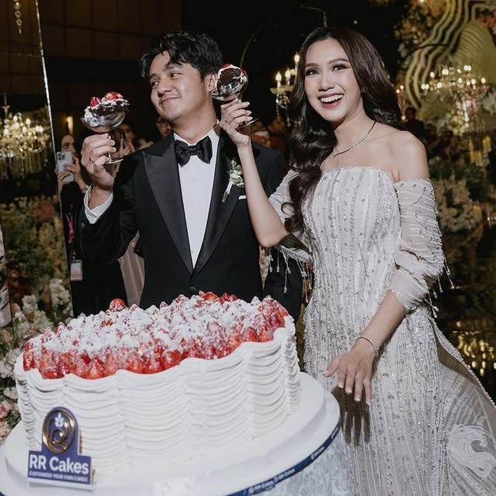 <p>Meski kebahagiaan keduanya pun membuncah, tak sedikit warganet yang mengaku patah hati mendengar kabar ini. Maklum saja, bintang film <em>Ancika</em> tersebut memang punya banyak penggemar yang diam-diam berharap bisa jadi pasangan hidupnya. Namun pada akhirnya, kebahagiaan Arbani dan Raissa adalah hal yang layak dirayakan. (Foto: Instagram @arbaniyasiz)</p>