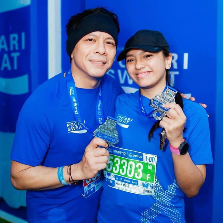 <p>Sang putri yang kini telah menginjak usia 20 tahun itu pun sering tampil di hadapan publik bersama ayahnya. Bahkan, merekapun beberapa kali membagikan momen saat menghabiskan waktu bersama. Salah satunya, baru-baru ini Ariel mengajak putri semata wayangnya itu untuk ikut serta di sebuah lomba lari. (Foto: Instagram@arielnoah)</p>