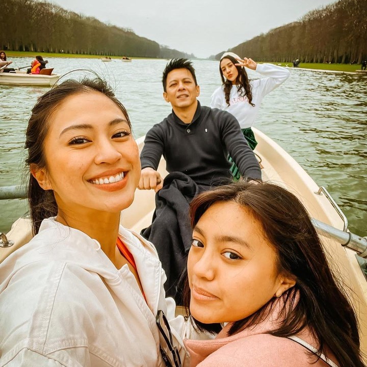 <p>Belakangan in Alleia juga sering terlihat ikut sang ayah bekerja. Misalnya seperti foto berikut ini saat Ariel mengajak Alleia dalam perjalanan bisnisnya ke Paris bersama Anya Geraldine dan Tyna Dwi Jayanti.&nbsp;(Foto: Instagram@arielnoah)</p>