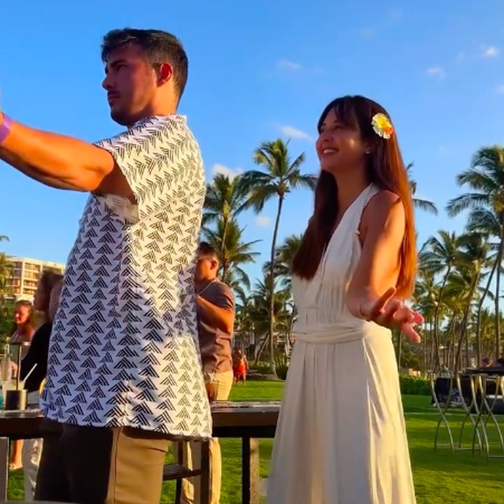 <p>Aurelie dan suami juga sempat bersenang-senang melakukan tarian bersama dengan penduduk lokal di sana. Aurelie secara khusus membagikan momen tersebut dalam video singkat yang diunggahnya. "Main dua kata lucu yuk? Aku duluan : Tyler Menari," ujar perempuan berdawarah Belgia ini. (Foto: Instagram @aurelie)</p>