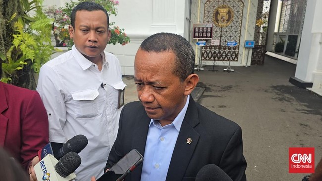Menteri ESDM Bahlil Lahadalia membantah isu tak disalami Wapres Gibran. Ia menjelaskan kedekatan mereka saat perjalanan kereta cepat Whoosh.