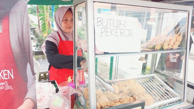 Baznas sukses memberdayakan ekonomi mustahik melalui program ZChicken, salah satunya Fitri, pengelola outlet, sukses meraih omzet hingga Rp26,5 juta per bulan.