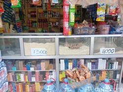 Isu Beras Oplosan Bikin Warung Madura Panen Cuan!