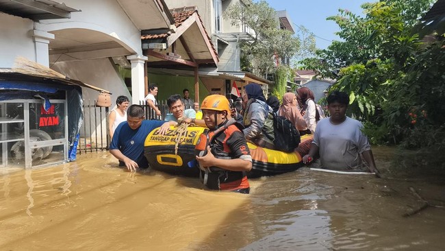 Baznas cepat tanggap dalam melakulan evakuasi warga terdampak banjir di Pamulang, Tangsel, sekaligus mendistribusikan makanan dan air bersih untuk korban.